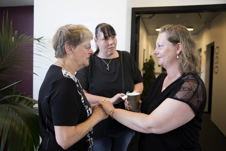 41-årige Linda Ryet (th) bliver modtaget af sin svigermor Lene Bøss (tv) og af veninden Anita Høimark (i midten), efter at pensionsnævnet i Faaborg-Midtfyn kommune har truffet endelig afgørelse i hendes sag. 
   Louise Herrche Serup/POLFOTO