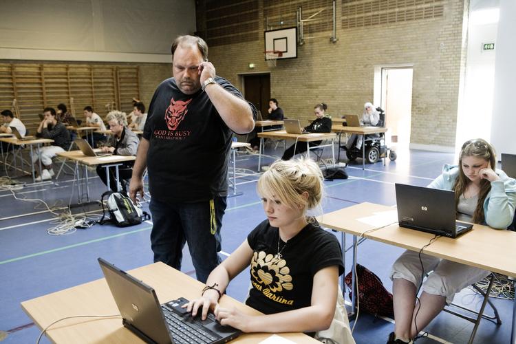 Når man skal koncentrer sig meget, er det godt for øjnene at få en pause.  Jonas Pryner Andersen/POLFOTO