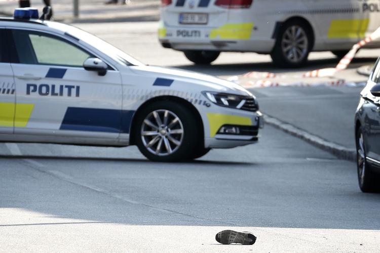 Politiet arbejder på Husum Torv efter der torsdag blev affyret flere skud.
   Jens Dresling/POLFOTO