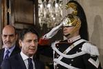 Giuseppe Conte (forrest) tiltræder fredag eftermiddag som leder af en regering, som investorer har kaldt for den værst tænkelige.   Fabio Frustaci/AP