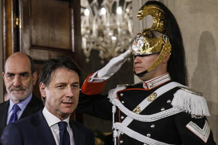 Giuseppe Conte (forrest) tiltræder fredag eftermiddag som leder af en regering, som investorer har kaldt for den værst tænkelige.   Fabio Frustaci/AP