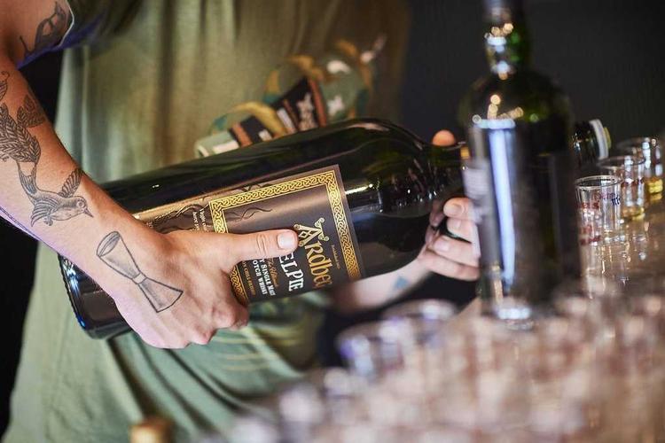 Et stenkast fra Femøren metrostation finder du Kastrup Fort som i morgen, lørdag 2. juni, byder på whisky fra whiskyhuset Ardbeg. Og det er gratis at deltage.  Pr-foto