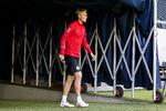 Der er noget blid kæmpe over Simon Kjær, som her går på banen til den sidste træning før VM-testkampen mod Sverige. Finn Frandsen/POLFOTO
