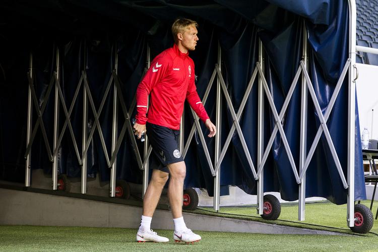 Der er noget blid kæmpe over Simon Kjær, som her går på banen til den sidste træning før VM-testkampen mod Sverige. Finn Frandsen/POLFOTO