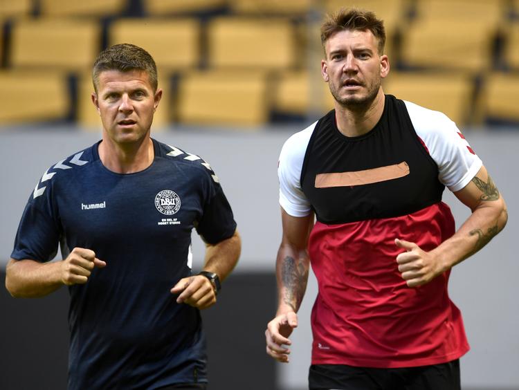    Nicklas Bendtner er dog ikke mere medtaget, end at han er rejst med til Sverige og var med til træningen på kamparenaen fredag aften.  Poulsen Lars/POLFOTO