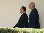Rådgiveren Kim Yong Chol blev taget imod af Trumps stabschef, John Kelly. Andrew Harnik/AP