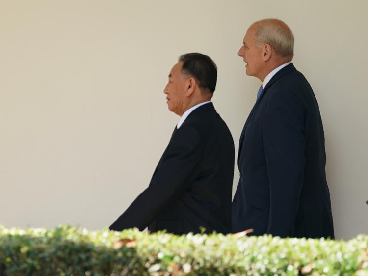 Rådgiveren Kim Yong Chol blev taget imod af Trumps stabschef, John Kelly. Andrew Harnik/AP
