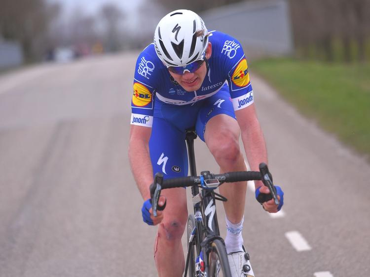 Kasper Asgreen var trods styrt med til at sikre Quick-Step Floors tredjepladsen på første dag af Hammer Series.
 