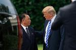 Efter mødet førte Trump smilende Kim Yong Chol og den nordkoreanske delegation rundt i haven i Det Hvide Hus . Andrew Harnik/AP