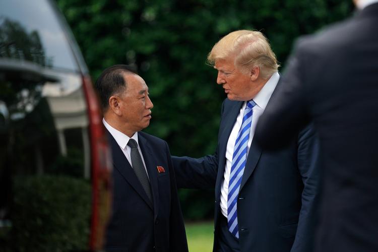 Efter mødet førte Trump smilende Kim Yong Chol og den nordkoreanske delegation rundt i haven i Det Hvide Hus . Andrew Harnik/AP