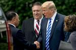 Donald Trump siger farvel til Kim Yong Chol, som er den nordkoreanske leder, Kim Jong-uns højre hånd. Trump og Chol mødtes i går i Det Hvide Hus. Andrew Harnik/AP