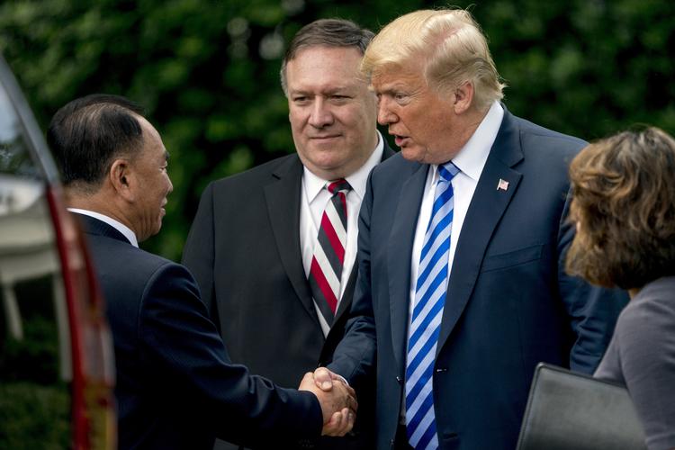 Donald Trump siger farvel til Kim Yong Chol, som er den nordkoreanske leder, Kim Jong-uns højre hånd. Trump og Chol mødtes i går i Det Hvide Hus. Andrew Harnik/AP