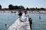 Det er fortrinsvis Midt- og Sønderjyder, der skal forberede sig på rekordvarme i dag. Ved kysterne - her Amager Strand - bliver det ikke nær så varmt. Thomas Borberg/POLFOTO