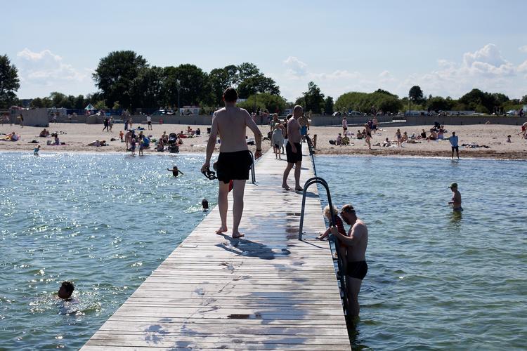 Det er fortrinsvis Midt- og Sønderjyder, der skal forberede sig på rekordvarme i dag. Ved kysterne - her Amager Strand - bliver det ikke nær så varmt. Thomas Borberg/POLFOTO