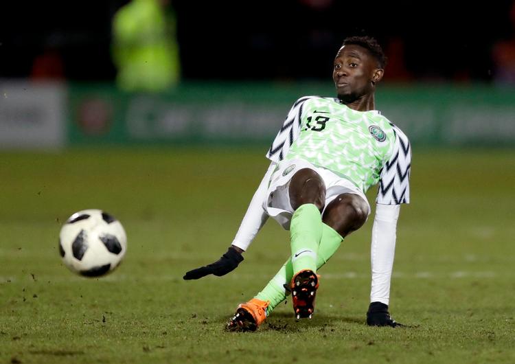 På billedet ses Nigerias Wilfred Ndidi i landsholdstrøjen under en venskabskamp mod Serbien.  Matt Dunham/AP