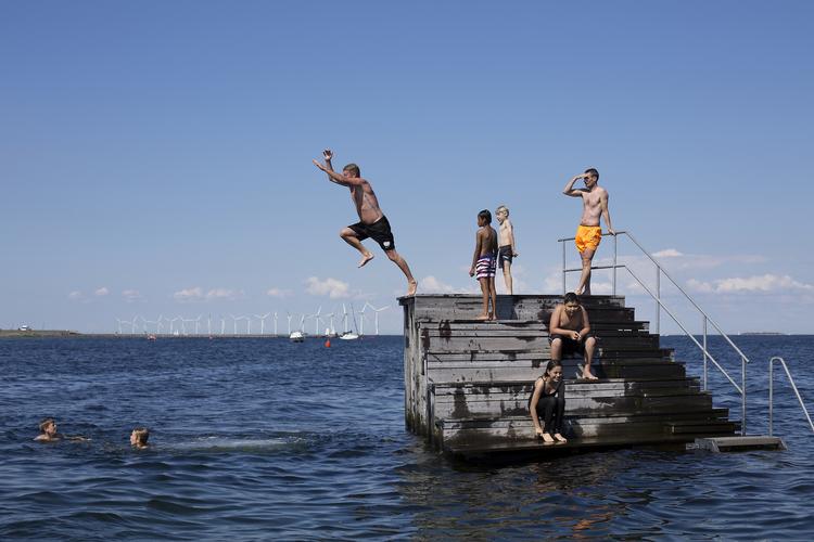 Med 29,6 grader i Aars i Himmerland har temperaturen været den højeste målte i år. Billedet her er fra sommer-badning på Amager Strand i København.
   Thomas Borberg/POLFOTO
