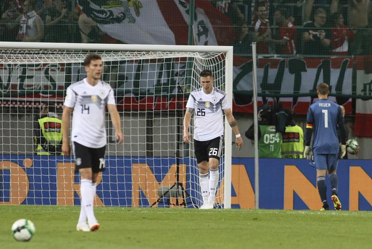 Leon Goretzka, Niklas Süle og Manuel Neuer måtte gå slukørede fra banen i Østrig.  Ronald Zak/AP