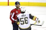 Lars Eller (bagerst) fik sig en sludder med Las Vegas' finske spiller Erik Haula under det tredje finaleopgør.  Rob Carr/Ritzau Scanpix