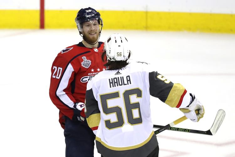 Lars Eller (bagerst) fik sig en sludder med Las Vegas' finske spiller Erik Haula under det tredje finaleopgør.  Rob Carr/Ritzau Scanpix