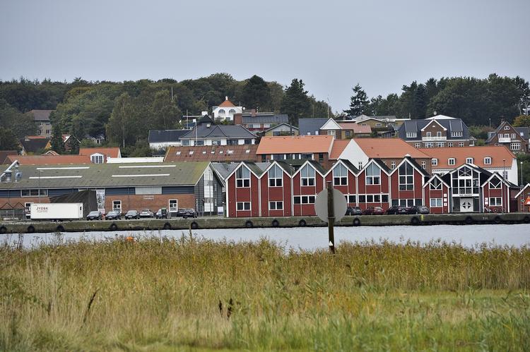 Her ses Hadsund by i Mariager Fjord. Fjorden lider under de høje temperaturer, som maj måned og begyndelsen af juni har budt på.  Norde Ernst Van/POLFOTO