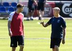 Nicklas Bendtner og landstræner Åge Hareide under denne uges træning i Helsingør, hvor Bendtner på grund af en lyskeskade kun deltog iført løbesko. Poulsen Lars/POLFOTO