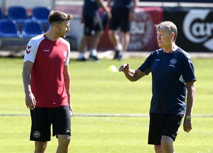 Nicklas Bendtner og landstræner Åge Hareide under denne uges træning i Helsingør, hvor Bendtner på grund af en lyskeskade kun deltog iført løbesko. Poulsen Lars/POLFOTO