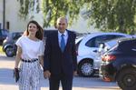 Janez Jansa, lederen af  SDS, der her ses med sin hustru, da de ankommer for at stemme til det slovenskevalg søndag den 3. juni.  /AP