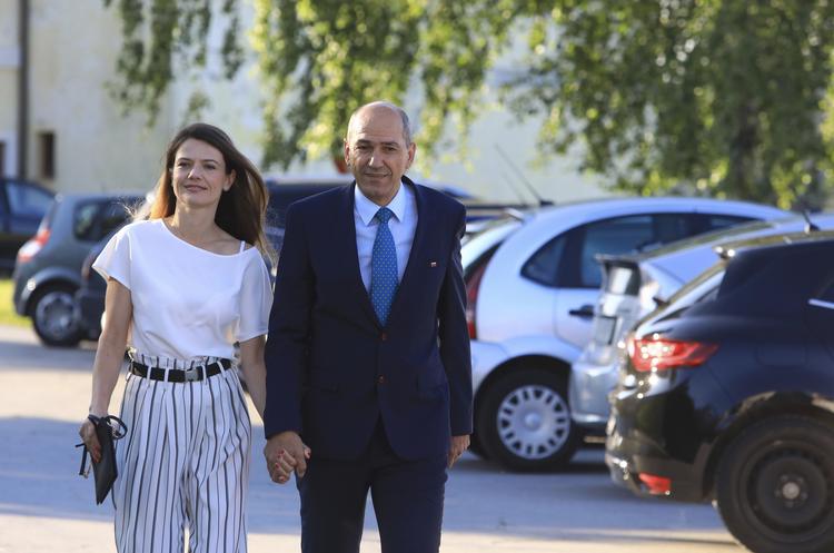 Janez Jansa, lederen af  SDS, der her ses med sin hustru, da de ankommer for at stemme til det slovenskevalg søndag den 3. juni.  /AP