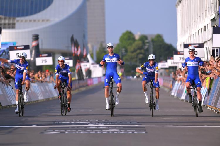 Kasper Asgreen (i midten) krydser målstregeni Sittard sammen med Enric Mas, Philippe Gilbert, Yves Lampaert og Alvaro Hodeg efter sejren i Hammer Series, Foto: Tim de Waele-Getty Images. 