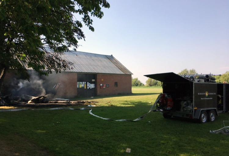 Et mindre fly brød i brand på øen Endelave ud for Horsens Fjord, søndag den 3. juni. Ulykken skete i forbindelse med en landing på flyvepladsen, oplyser politiet. Fire personer var om bord. Lene Vestergaard/horsens Folkebl/Ritzau Scanpix