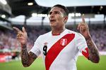 Ved at sætte indersiden på en ripost og heade bolden i mål blev Paulo Guererro dobbelt målscorer, da Peru nåede op på 14 landskampe uden nederlag. Fabrice Coffrini/Ritzau Scanpix