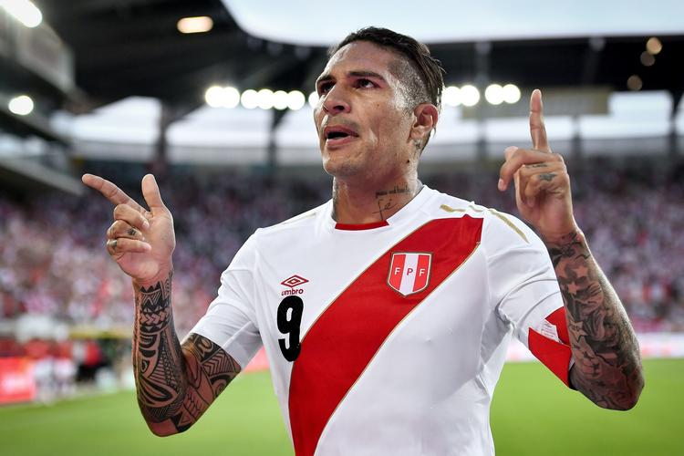 Ved at sætte indersiden på en ripost og heade bolden i mål blev Paulo Guererro dobbelt målscorer, da Peru nåede op på 14 landskampe uden nederlag. Fabrice Coffrini/Ritzau Scanpix