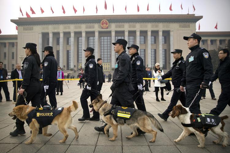 Kommunistpartiet i Kina er ved at opbygge et komplet overvågninssystem, der skal give karakterer til hver enkelt borger. Mark Schiefelbein/AP