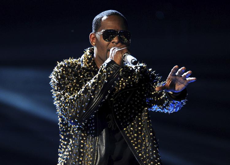 Selv om R. Kellys numre har været fjernet fra Spotifys favoritlister i tre uger på grund af deres ny politik, er hans numre - som 'I Believe I Can Fly' - blevet spillet lige så meget, som de plejer.   Frank Micelotta/AP