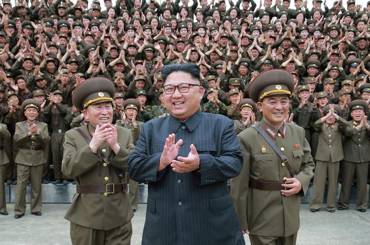 Den nordkoreanske leder, Kim Jong-un, har foreløbig ikke accepteret USA's krav om en komplet atomnedrustning. Alligevel har den amerikanske præsident, Donald Trump, nu accepteret et nyt topmøde. Arkivfoto /AP