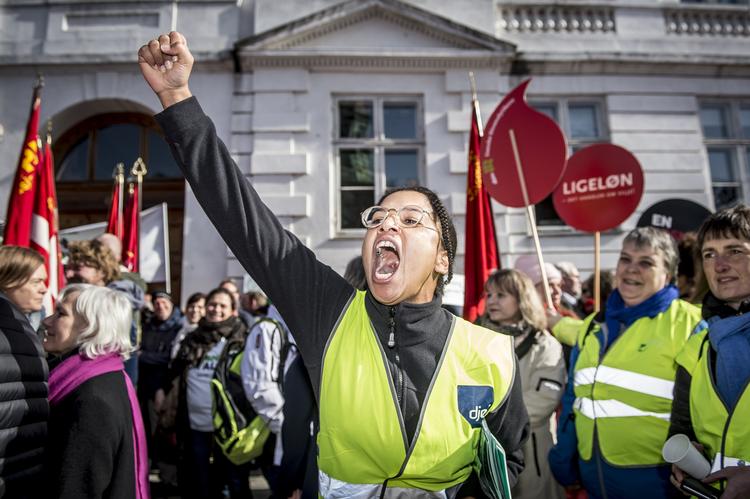 De offentligt ansatte har skreget på mere i løn. Det får de med et ja i dag. For de højestlønnede er der tale om op til seks tusind kroner om måneden.
   Mads Claus Rasmussen/Ritzau Scanpix