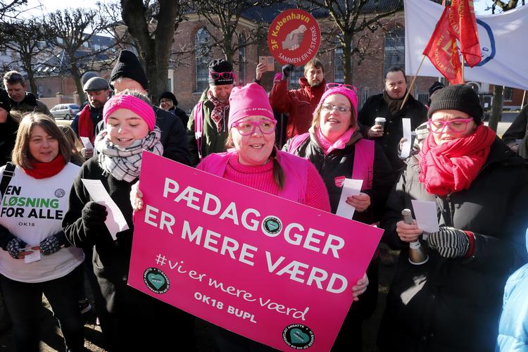 Pædagoger fotograferet foran Forligsinstitutionen, da forhandlingerne stod på.  Jens Dresling/POLFOTO