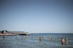 Aarhus. Den Permanente badet i solskin i maj måned, propfyldt af studerende, der holder ferie fra deres læseferie, pensionister, der strækker sig i solen og børnefamilier, der leger i vandkanten. Foto: Laura Krogh 
   Laura Bisgaard Krogh