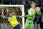 Mens Runar Alex Runarsson fra FC Nordsjælland (th.) skal til VM som en del af Islands trup, kan Kamil Wilczek (tv.) holde sommerferie, efter han blev vraget til den polske trup. Jens Dresling/POLFOTO
