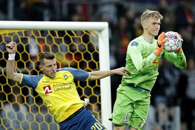 Mens Runar Alex Runarsson fra FC Nordsjælland (th.) skal til VM som en del af Islands trup, kan Kamil Wilczek (tv.) holde sommerferie, efter han blev vraget til den polske trup. Jens Dresling/POLFOTO