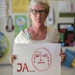 
    PORTR®T AF DORTHE SCHMIDT
OBS: Brug det her billede.

Vi vender tilbage til de l¾rere, som sagde, hvad de ville stemme og stod med et skilt, lige da OK-aftalen var i hus. Denne gang siger de sŒ, hvad de har stemt, og vi skal have dem til at skrive et skilt igen - SŒ husk papir og tusch! Rund forside-Niklas han ved besked.
   Anders Rye Skjoldjensen