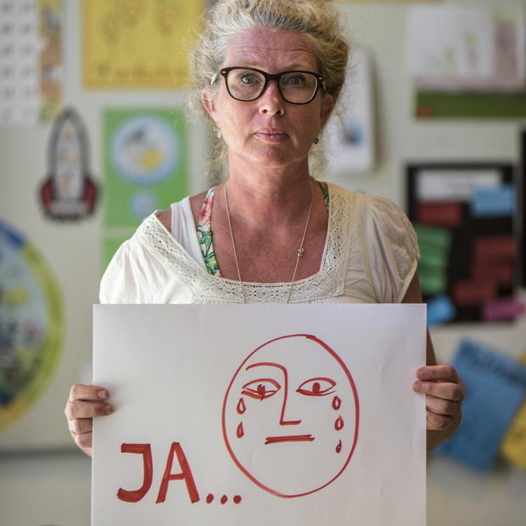 
    PORTR®T AF DORTHE SCHMIDT
OBS: Brug det her billede.

Vi vender tilbage til de l¾rere, som sagde, hvad de ville stemme og stod med et skilt, lige da OK-aftalen var i hus. Denne gang siger de sŒ, hvad de har stemt, og vi skal have dem til at skrive et skilt igen - SŒ husk papir og tusch! Rund forside-Niklas han ved besked.
   Anders Rye Skjoldjensen