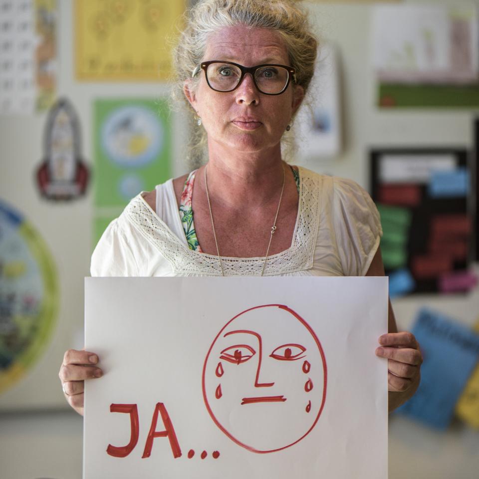 
    PORTR®T AF DORTHE SCHMIDT
OBS: Brug det her billede.

Vi vender tilbage til de l¾rere, som sagde, hvad de ville stemme og stod med et skilt, lige da OK-aftalen var i hus. Denne gang siger de sŒ, hvad de har stemt, og vi skal have dem til at skrive et skilt igen - SŒ husk papir og tusch! Rund forside-Niklas han ved besked.
   Anders Rye Skjoldjensen