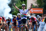 Daryl Impey skriger sin glæde ud efter at have vundet 1. etape i Critérium du Dauphiné. Foto: A.S.O.(Alex Broadway). 