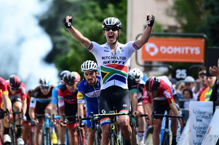 Daryl Impey skriger sin glæde ud efter at have vundet 1. etape i Critérium du Dauphiné. Foto: A.S.O.(Alex Broadway). 