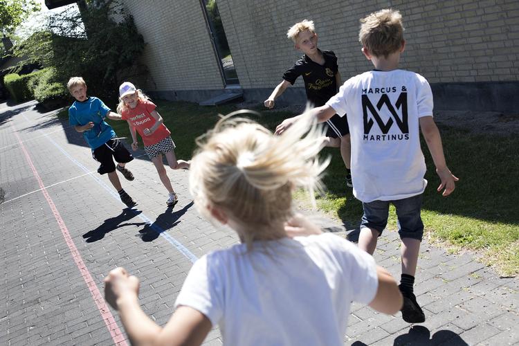 En blandet flok elever fra 1. til 5. klasse på Kildegårdsskolen var med til at lege 'Alle mine kyllinger kom hjem'. Selv om de egentlig ikke turde, hinkede de for at komme hjem til kyllingemor.  Lars Just/Lars Just