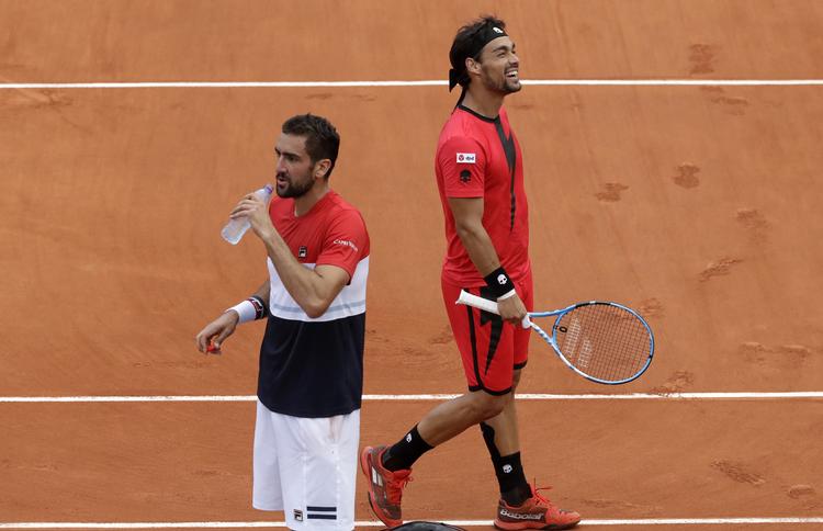 3 timer og 37 minutter tog det, før Mario Cilic (tv.) havde besejret italieneren Fabio Fognini (th.). Alessandra Tarantino/AP