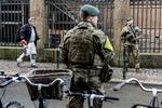 Danske soldater har aflastet politiet i bevogtningen af den jødiske synagoge i Krystalgade i København.  Bidstrup Stine/POLFOTO