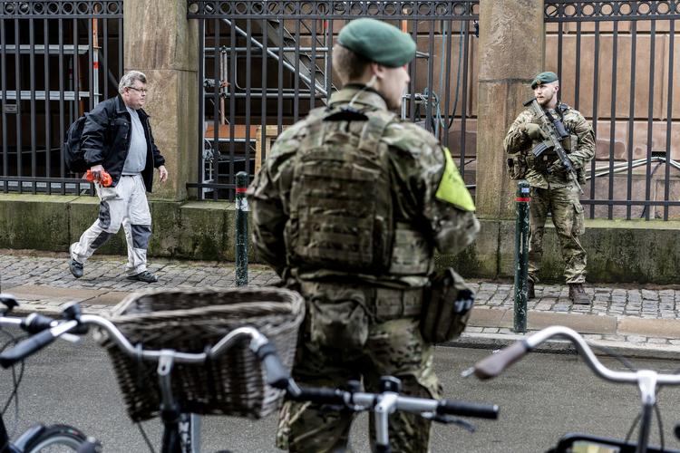 Danske soldater har aflastet politiet i bevogtningen af den jødiske synagoge i Krystalgade i København.  Bidstrup Stine/POLFOTO