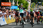 Pascal Ackermann slår Edvald Boasson Hagen med en længde på 2. etape i Critérium du Dauphiné. Foto: A.S.O./Alex Broadway. 